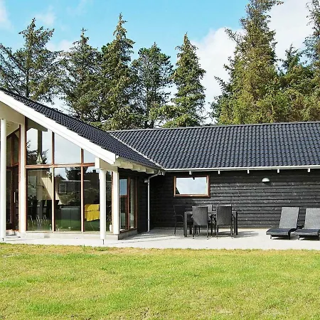 Four-bedroom Holiday In 53 Blåvand