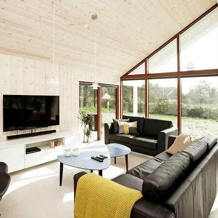 Four-bedroom Holiday In 53 *