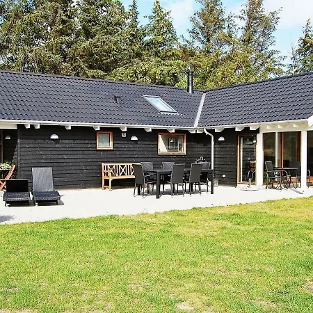 Four-bedroom Holiday In 53